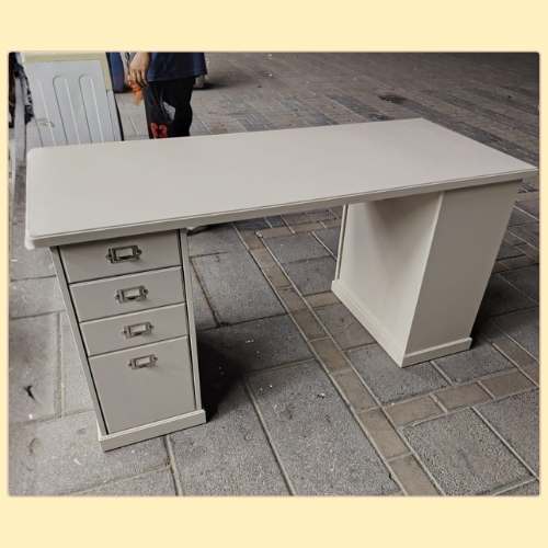 Premium Used Computer Desk – Stylish, Durable & Space-Smart Design